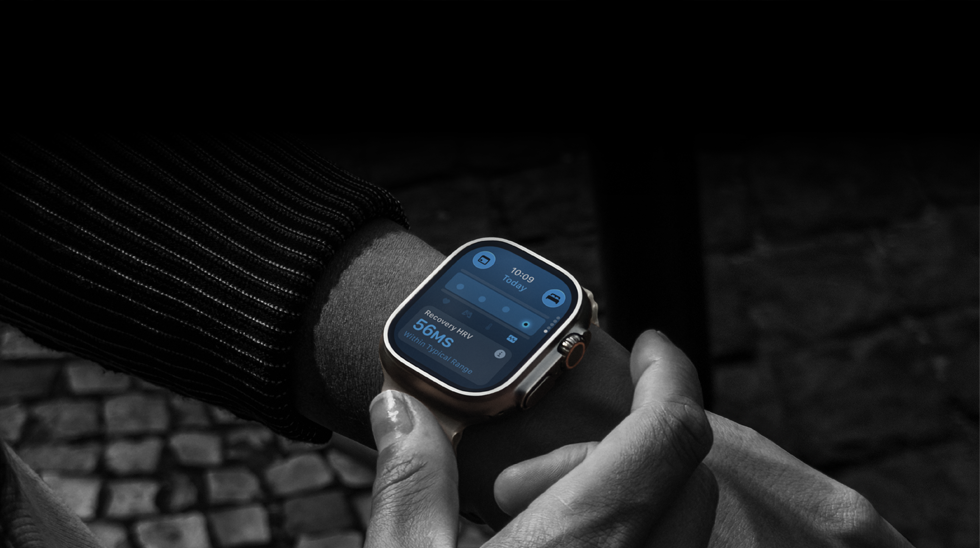 Човек, носещ Apple Watch Ultra 4 на китката, Дневните жизнени показатели са леко извън нормата