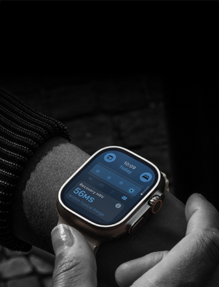 Човек, носещ Apple Watch Ultra 4 на китката, Дневните жизнени показатели са леко извън нормата