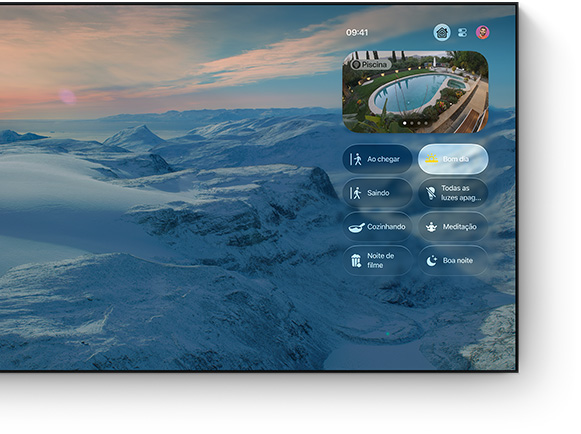 A tela da TV mostra a Central de Controle do app Casa com a imagem de fundo de uma paisagem de montanha, a transmissão ao vivo da câmera da piscina e os botões de cenas, entre eles Bom dia, Ao chegar, Noite de filme e Boa noite