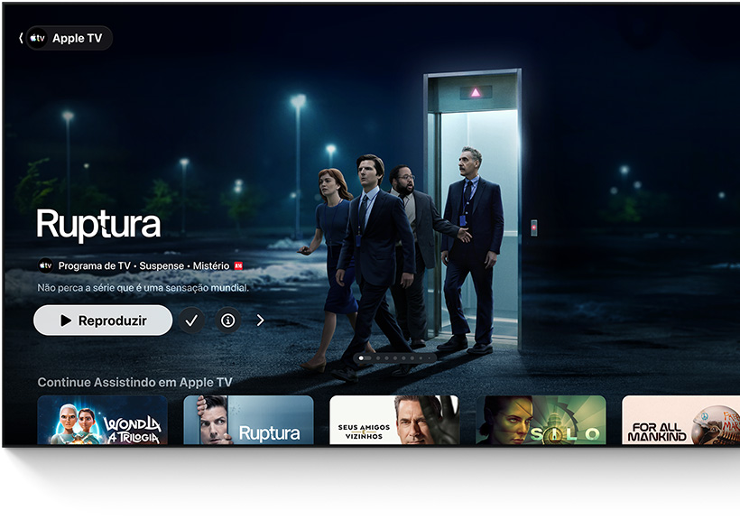 Uma imagem da série Ruptura é exibida no app Apple TV, com personagens saindo de um elevador para um estacionamento. Na parte de baixo da tela está a linha de destaques Continue Assistindo