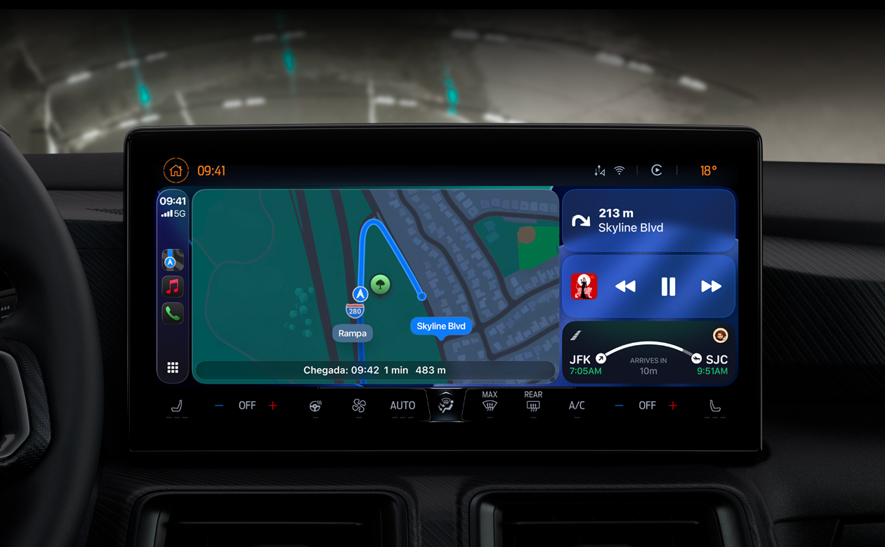 CarPlay exibe o itinerário no Mapas, o Apple Music, as informações de um voo e widgets