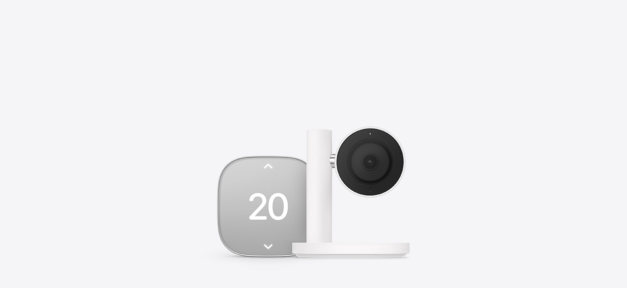 Accessoires domotiques Apple Home Collection, dont un thermostat, couleur argent, affichant une température de 20 degrés Celsius et une caméra, couleur noir, montée sur un socle blanc