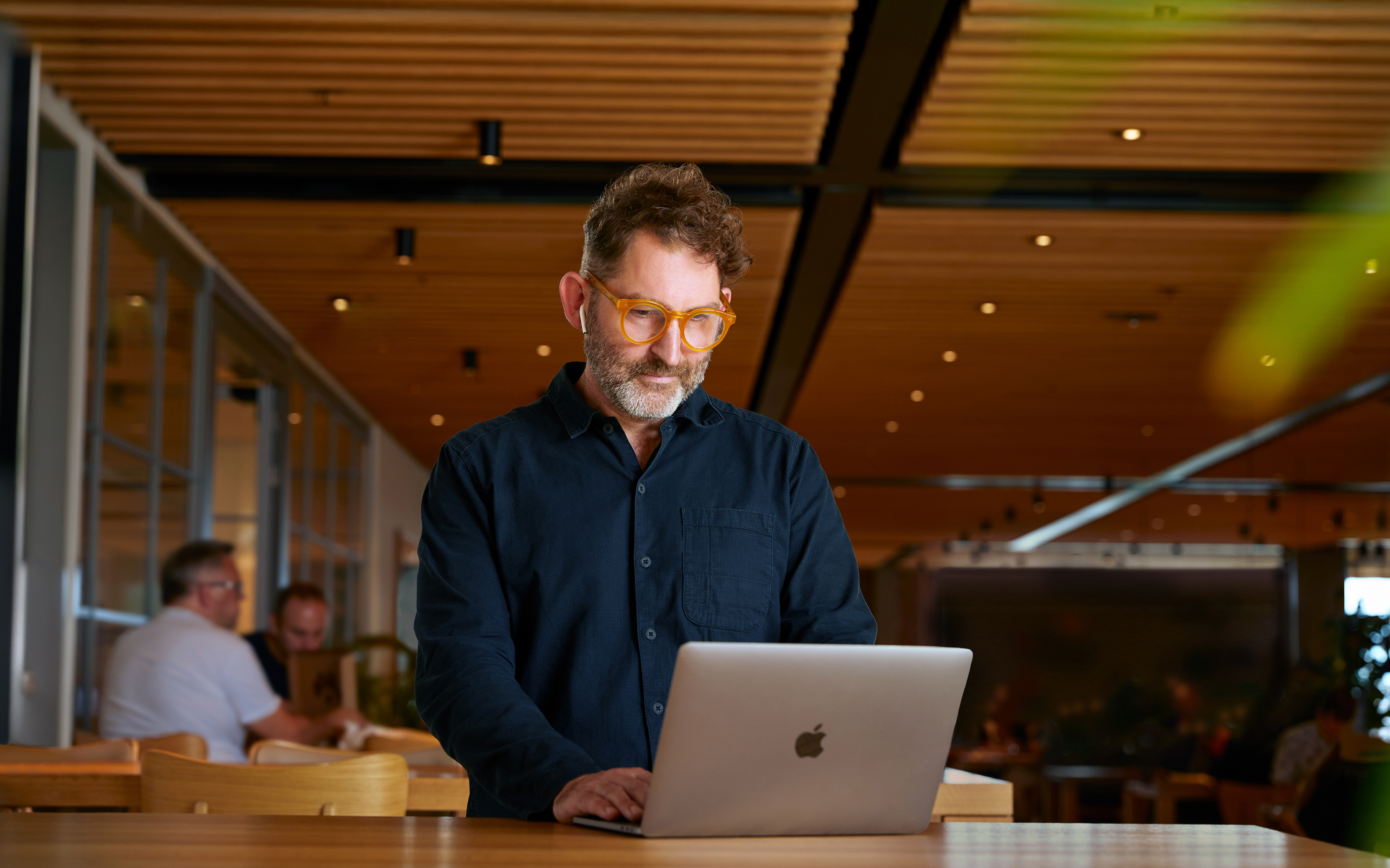 Člen týmu Corporate Functions ve společnosti Apple používá MacBook v Caffè Mac.