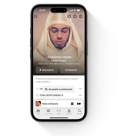 En la pantalla de un iPhone, se muestra la interfaz de Apple Music con Myke Towers