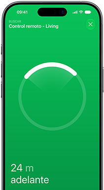 iPhone, app Encontrar en la pantalla, el texto dice: Buscando control remoto del living, marcador circular con un arco brillante que apunta hacia la ubicación del control remoto, el texto dice: 24 metros más adelante