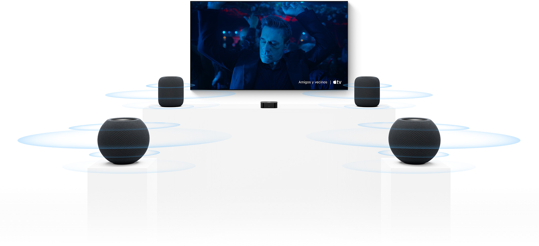 Apple TV 4K y HomePod: dos parlantes HomePod, uno a cada lado de la pantalla del televisor, dos parlantes HomePod mini adelante, ondas sonoras alrededor de los parlantes