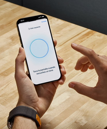 Una persona hace una Prueba de Audición en el iPhone