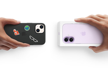 Dos manos intercambian un iPhone 13 con funda de silicona y stickers en la parte trasera por un nuevo iPhone 17 en su caja.