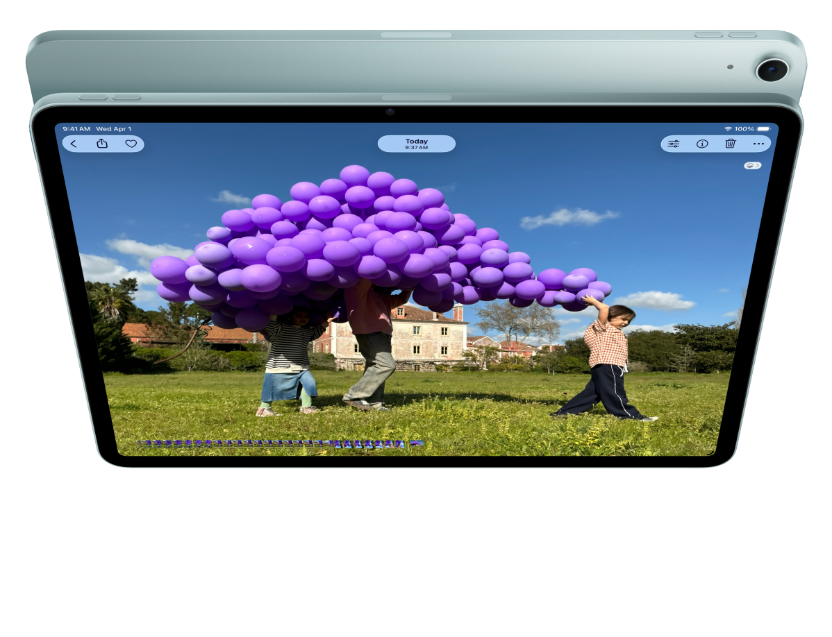 iPad Air, esikülg, kasutaja on FaceTime'is ja vaatab teise iPad Airi ees rakendust Keynote, tagakülg