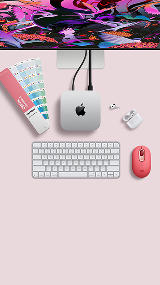 Mac mini, ülaltvaade, hõbedane alumiinium, ümarad nurgad, keskel läikiv must Apple’i logo, juhtmega ühendatud, Studio Display osaliselt nähtav, AirPods 4, avatud, Pantone’i värvinäidised ning numbriklahvistik ja hiir