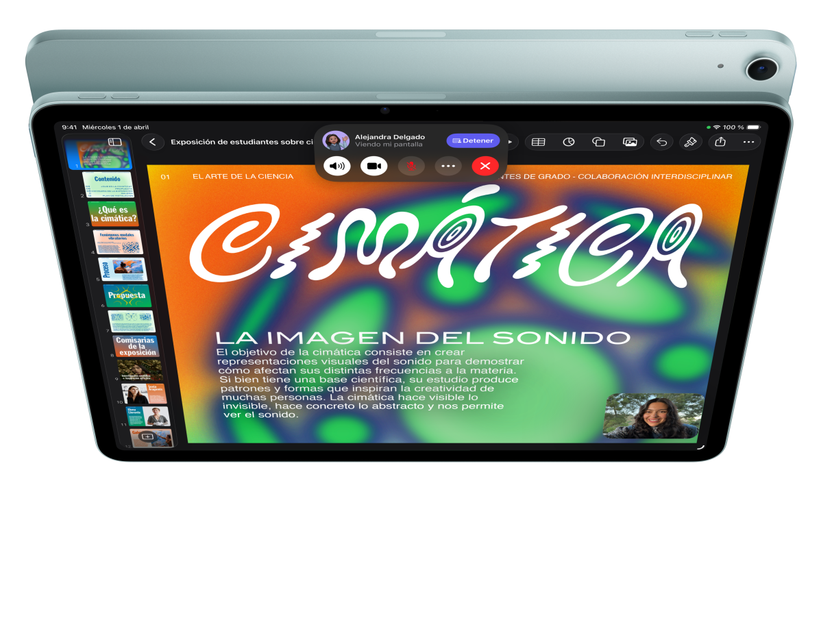 Pad Air, parte delantera exterior, la persona que lo está usando está en FaceTime a la vez que consulta Keynote delante de otro iPad Air, parte exterior trasera