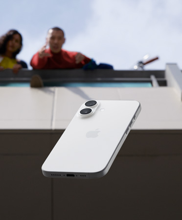 En iPad Air i sølv ligger gjenglemt i lommen på et passasjersete.