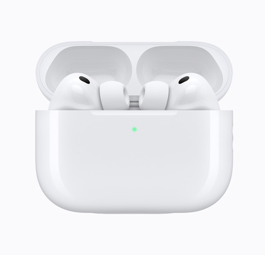 AirPods Pro 3 i et åpent ladeetui i hvit