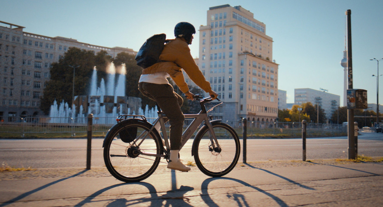 Un hombre montando en bicicleta