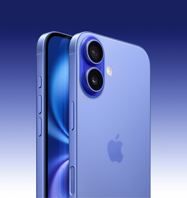 Schräge Seitenansicht des iPhone 16 in Ultramarin mit Teil des Displays, Actiontaste, Lautstärketasten und Seitentaste. Die Rückansicht zeigt das fortschrittliche Zwei-Kamera-System oben links.