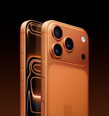 Schräge Seitenansicht des iPhone 17 Pro in Cosmic Orange mit Teil des Displays, Actiontaste, Lautstärketasten und Seitentaste. Die Rückansicht zeigt das Pro Kamera-System oben links.