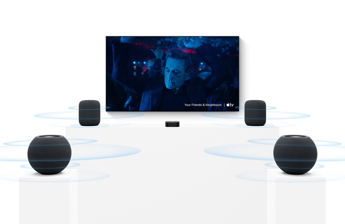 Apple TV 4K, TV-skærm, to HomePod-højttalere i farven midnat til venstre og højre, to HomePod mini 2-højttalere i farven midnat i forgrunden, koncentriske lydbølger stråler ud fra hver højttaler