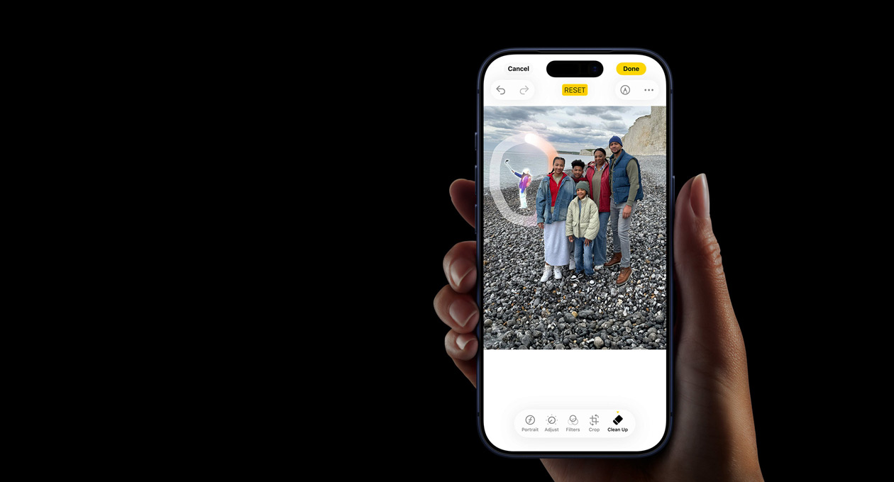 En hånd holder iPhone 17 Pro og demonstrerer Apple Intelligence-funktionen Liveoversættelse under et telefonopkald