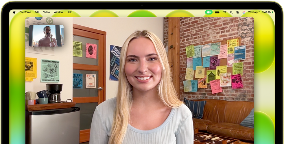 En MacBook Neo i fargen sitrus med kameraet over skjermen og en FaceTime-videosamtale vises på skjermen.