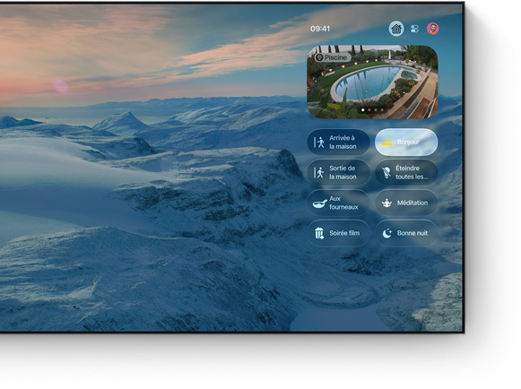 Écran de télé affichant le Centre de contrôle de l’app Maison, fond d’écran paysage montagneux, flux en direct de la caméra de la piscine, boutons de scène dont Bonjour sélectionné, Arrivée à la maison, Soirée ciné et Bonne nuit