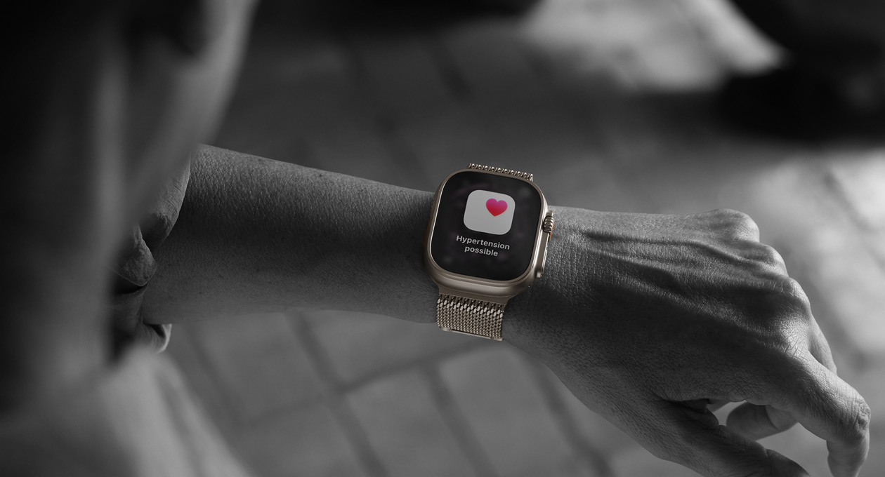 Une personne consulte une alerte d’hypertension de l’app Santé sur son Apple Watch Ultra 3