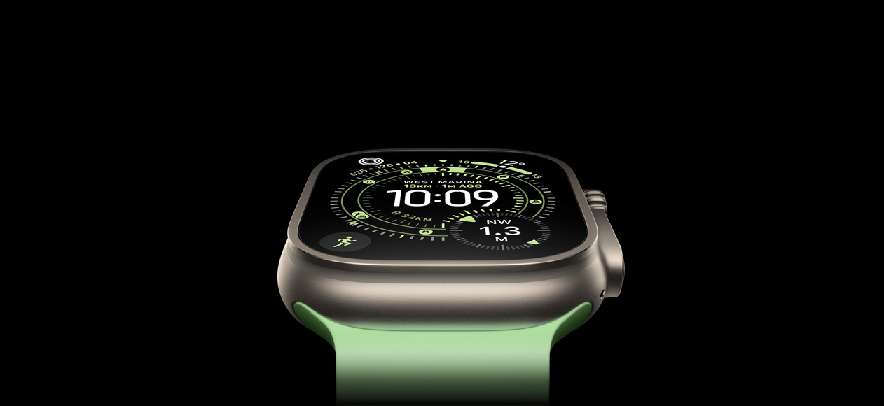 Apple Watch Ultra 3, κάσα από φυσικό τιτάνιο, πυξίδα στην πρόσοψη ρολογιού Orienteering, λουράκι Ocean Band σε νέον πράσινο