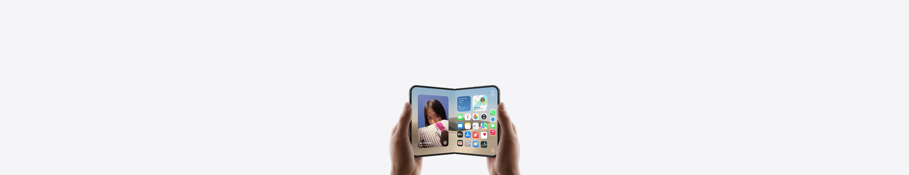iPhone&nbsp;Duo, στα χέρια δύο ατόμων σε οριζόντιο προσανατολισμό, ξεδιπλωμένο, η εσωτερική οθόνη εμφανίζει την οθόνη Αφετηρίας