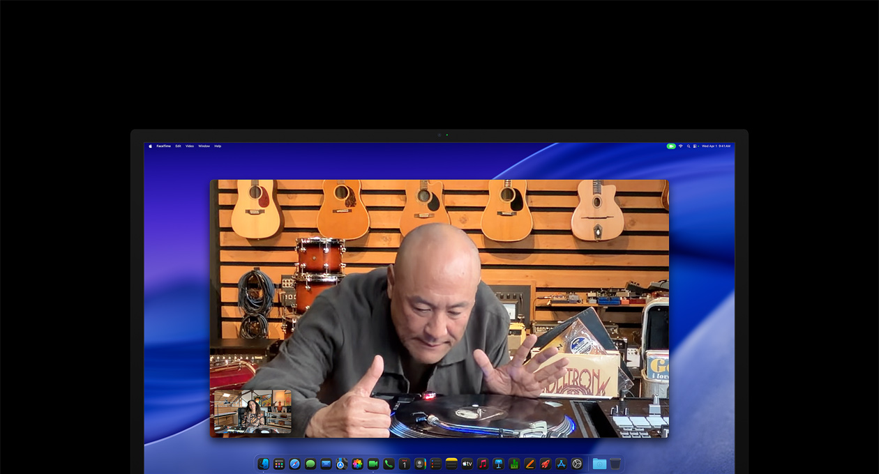 Κατά τη διάρκεια βιντεοκλήσης, ένα άτομο σε κατάστημα μουσικής εξετάζει προσεκτικά ένα πικάπ, ενώ η κάμερα Center Stage τον κρατά στο κέντρο του πλάνου