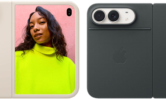 iPhone Duo, u boji sjajne zvijezde u silikonskoj maski boje pijeska, pejzažna orijentacija, potpuno otvoren vodoravno, s dvojnom kamerom Fusion u gornjem lijevom kutu, maska prekriva stražnju stranu i vanjski rub prednjeg zaslona, desna strana prikazuje portret osobe na vanjskom zaslonu. iPhone Duo, boja sjajne zvijezde, potpuno otvoren vodoravno, mornarski plavi Folio sa stalkom, potpuno otvoren vodoravno, stražnja strana s dvojnim stražnjim kamerama Fusion od 48 MP, dva objektiva