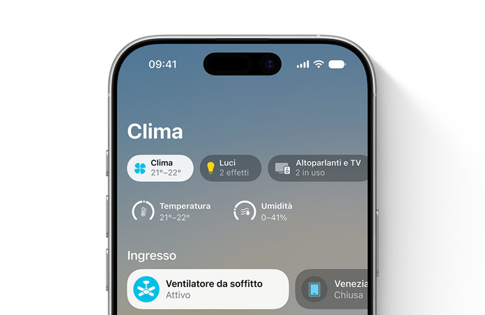 Un iPhone che mostra l’app Casa, categoria Clima, quadranti temperatura e umidità, sezione Ingresso con i controlli per il ventilatore a soffitto e le tapparelle