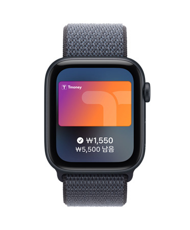 Apple 지갑의 Apple Pay가 표시되고 오른쪽 옆면 외관에 Digital Crown이 보이는 미드나이트 색상 알루미늄 케이스의 Apple Watch SE 3, 그리고 앵커 블루 색상 스포츠 루프 밴드