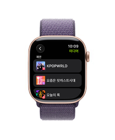 Apple Music의 음악과 팟캐스트 제안 항목이 표시되고, 오른쪽 옆면 외관에 Digital Crown이 보이는 로즈 골드 색상 알루미늄 케이스의 Apple Watch Series 11, 그리고 퍼플 포그 스포츠 루프