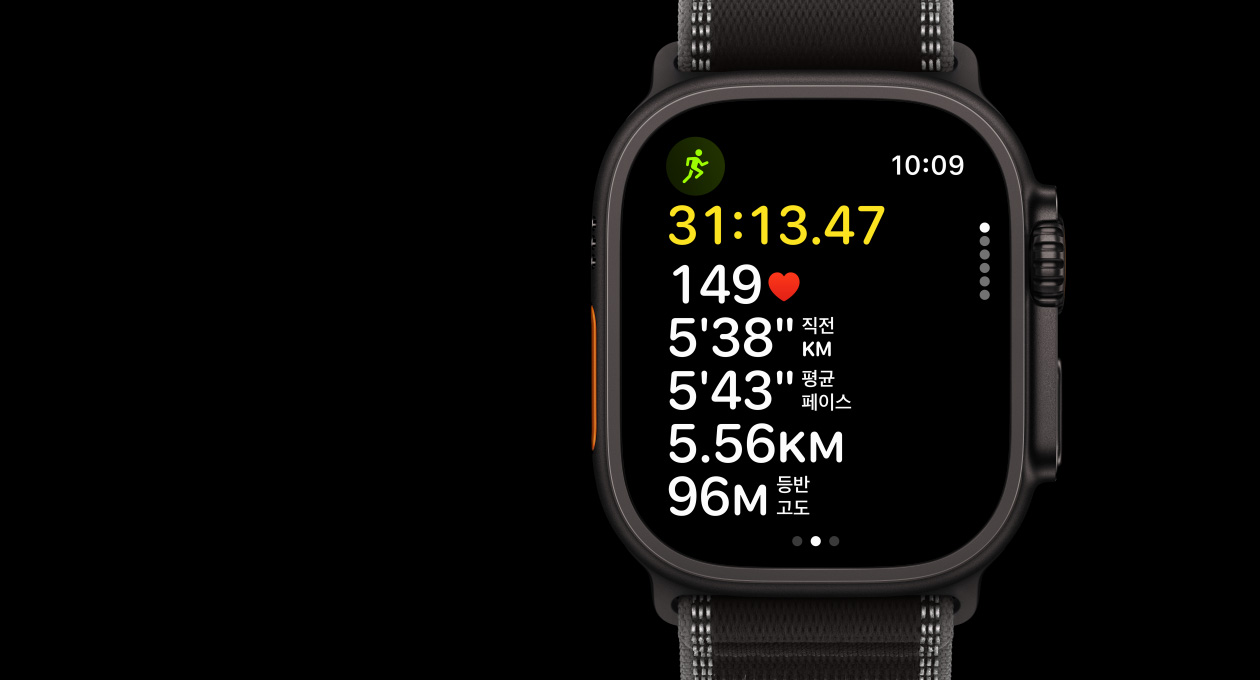 운동 앱의 실외 달리기 화면과 왼쪽 옆면 외관에는 동작 버튼, 오른쪽 옆면 외관에는 Digital Crown, 측면 버튼이 보이는 블랙 색상 티타늄 케이스의 Apple Watch Ultra 3, 그리고 블랙/차콜 색상 트레일 루프