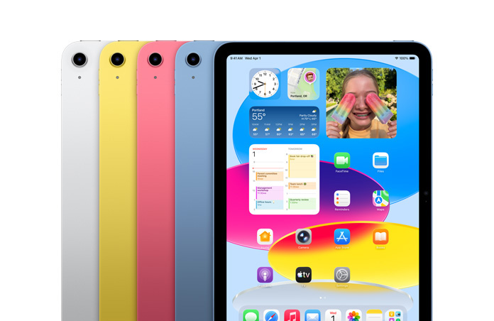 실버, 옐로, 핑크, 블루 네 가지 색상을 보여주는 iPad 기기들. 한 화면에는 배경화면과 다양한 앱이 표시되어 있습니다.
