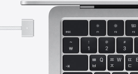 실버 색상 MacBook Air와 같은 색상의 MagSafe 케이블