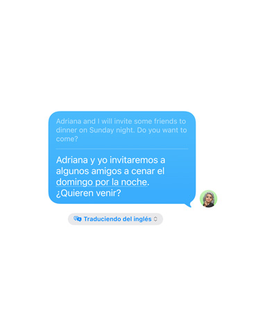Traducción en Vivo en Mensajes, con el mensaje “Adriana y yo vamos invitaremos a algunos amigos a cenar el domingo por la noche. ¿Quieren venir?” traducido automáticamente del inglés.