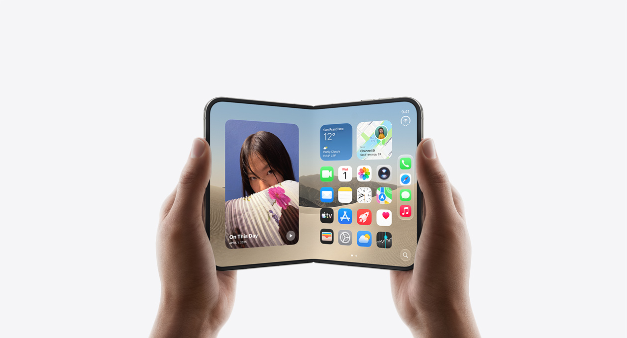 Dvi rankos, laikančios horizontalioje padėtyje „iPhone Duo“, vidinė pusė, žvaigždžių baltos spalvos, „iOS“ pagrindinio ekrano vaizdas, nuotraukos kairėje, programos dešinėje