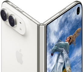 iPhone Duo, daļēji atvērts kā grāmata ar eņģes mehānismu centrā, aizmugurējā iekšējā paneļā kreisajā pusē ir Apple logotips un divu kameru sistēma, ārpuse, labajā pusē ir blondas personas portrets