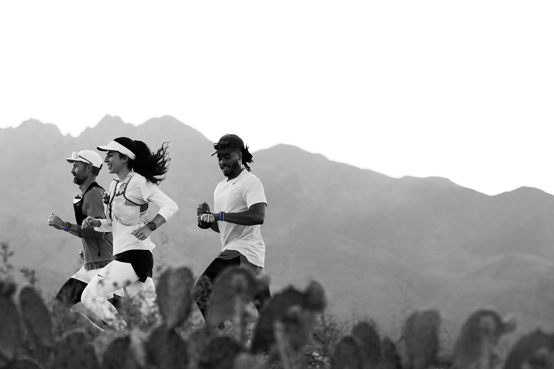 عداؤون في مسار صحراوي يتتبعون تمارينهم الرياضية على ساعة Apple Watch Ultra 3