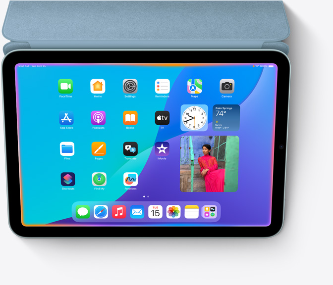 جهاز iPad mini يظهر تصميم Siri الجديد كلياً وهو يتوهج بضوء براق يلتف حول حافة الشاشة.
