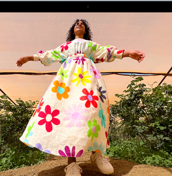 جهاز MacBook&nbsp;Air يعرض شاشة ريتنا&nbsp;ليكويد