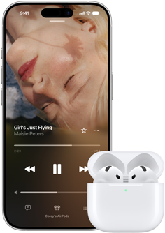 iPhone lângă AirPods în carcasa de încărcare, carcasa este deschisă