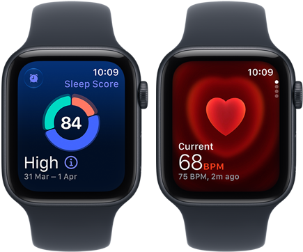 Două dispozitive Apple Watch SE 3, ambele cu carcasă din aluminiu, culoare Miezul nopții și curea Sport Albastru marin, unul afișând scorul de somn, celălalt afișând aplicația Ritm cardiac, partea exterioară dreaptă, Digital Crown