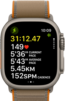 Apple Watch Ultra 4, carcasă din titan, culoare Natural, măsurători avansate de antrenament pentru Alergare afară, partea exterioară dreaptă, Digital Crown, buton lateral reliefat, brățară Montană, culoare Nisip