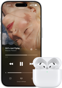 iPhone vedľa slúchadiel AirPods v nabíjacom puzdre, puzdro je otvorené