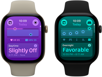 Dve zariadenia Apple Watch Series 12: kryt z hliníka v svetlozlatej farbe, hodnoty denných vitálnych funkcií vykazujú miernu odchýlku, korunka Digital Crown, športový remienok v pieskovej béžovej, kryt z hliníka v čiernej farbe, hodnoty nočných vitálnych funkcií sú priaznivé, korunka Digital Crown, čierny športový remienok