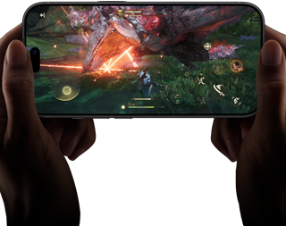 Pohľad spredu na iPhone 18 Pro, na displeji vidno výkon čipu A20 Pro na scéne z hry Monster Hunter Outlanders