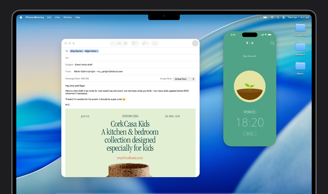 MacBook Pro, แอปเมลเปิดอยู่, หน้าจอ iPhone ที่สะท้อนอยู่บนหน้าจอ MacBook Pro แสดง Uber Eats ที่กำลังมาถึง