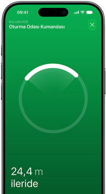 iPhone ekranında Bul uygulaması açık, metinde şu yazıyor: Oturma Odası Kumandası bulunuyor, yakınlarda, nesneniz yakında, çevrede dolaşmayı sürdürün