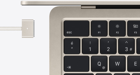 Yıldız Işığı rengi MacBook Air ve uyumlu renkteki MagSafe şarj kablosu